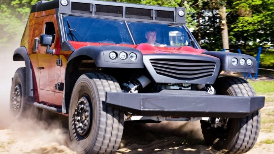 Nezastavitelný off-road z Polska umí natáčet každé kolo jinak